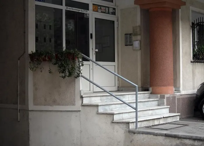 M's Downtown Homely *