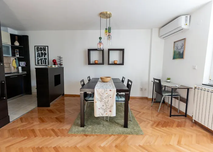 M's Downtown Homely *