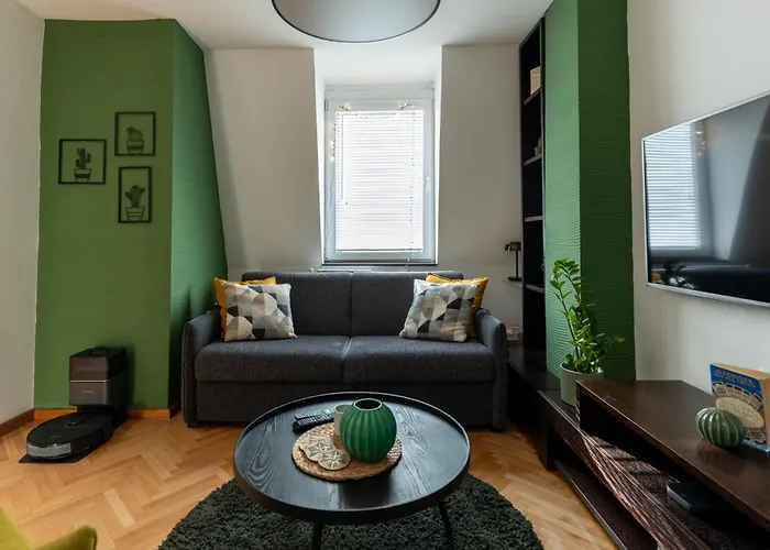 M's Downtown Homely *