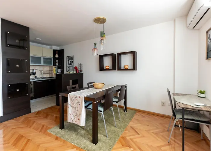 M's Downtown Homely *